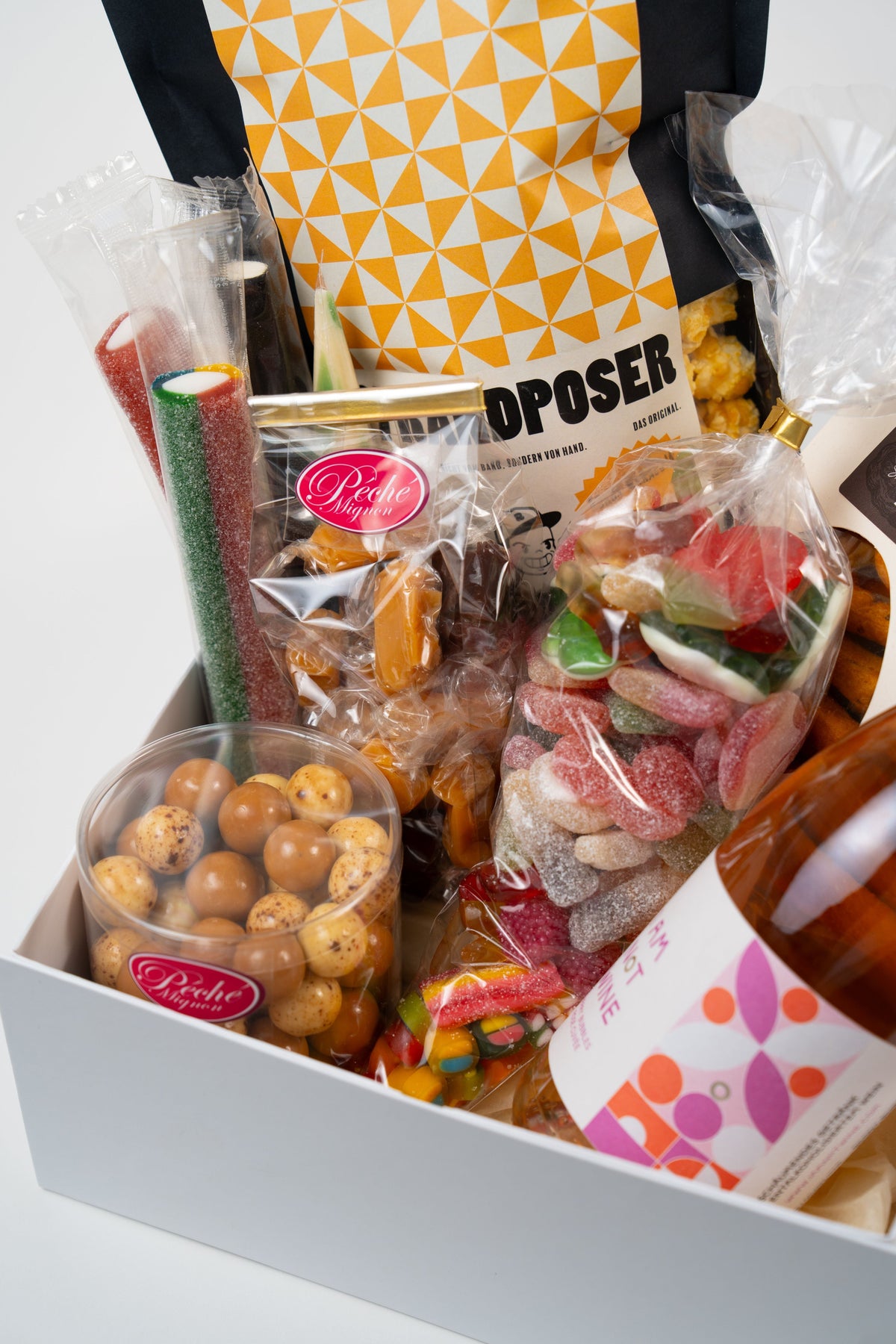 Luxe assortiment hartige en zoete lekkernijen voor een cadeaupakket