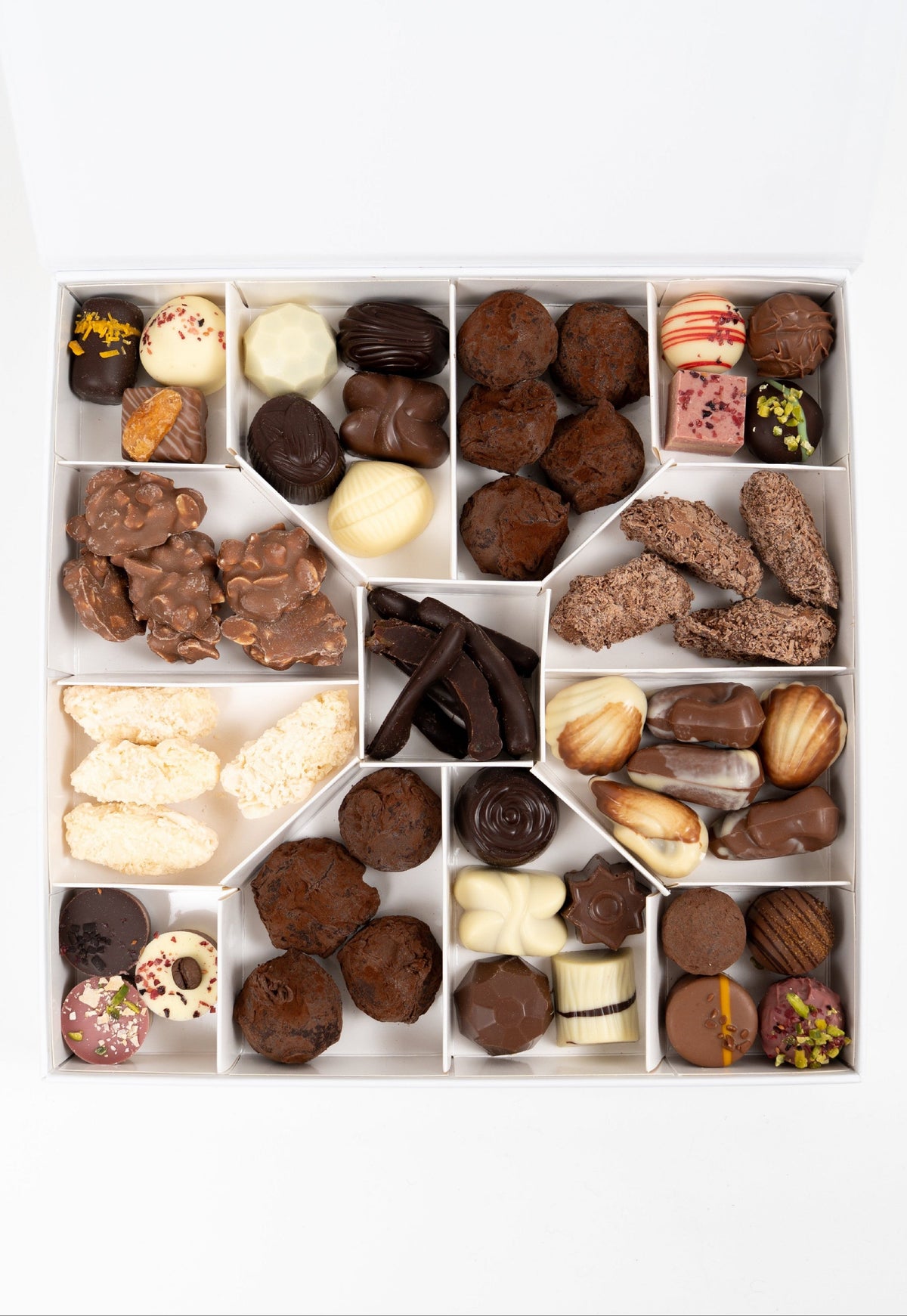 Luxe cadeaupakket van Péché Mignon met chocolade en fijne zoetwaren