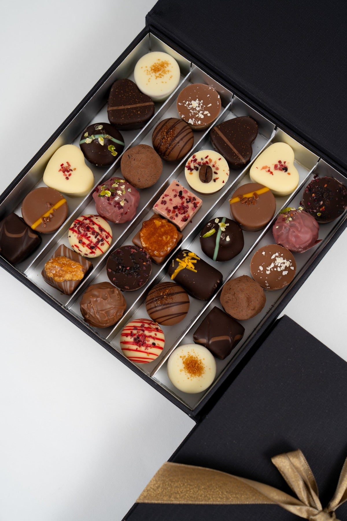 Vue rapprochée de pralines artisanales colorées aux finitions brillantes
