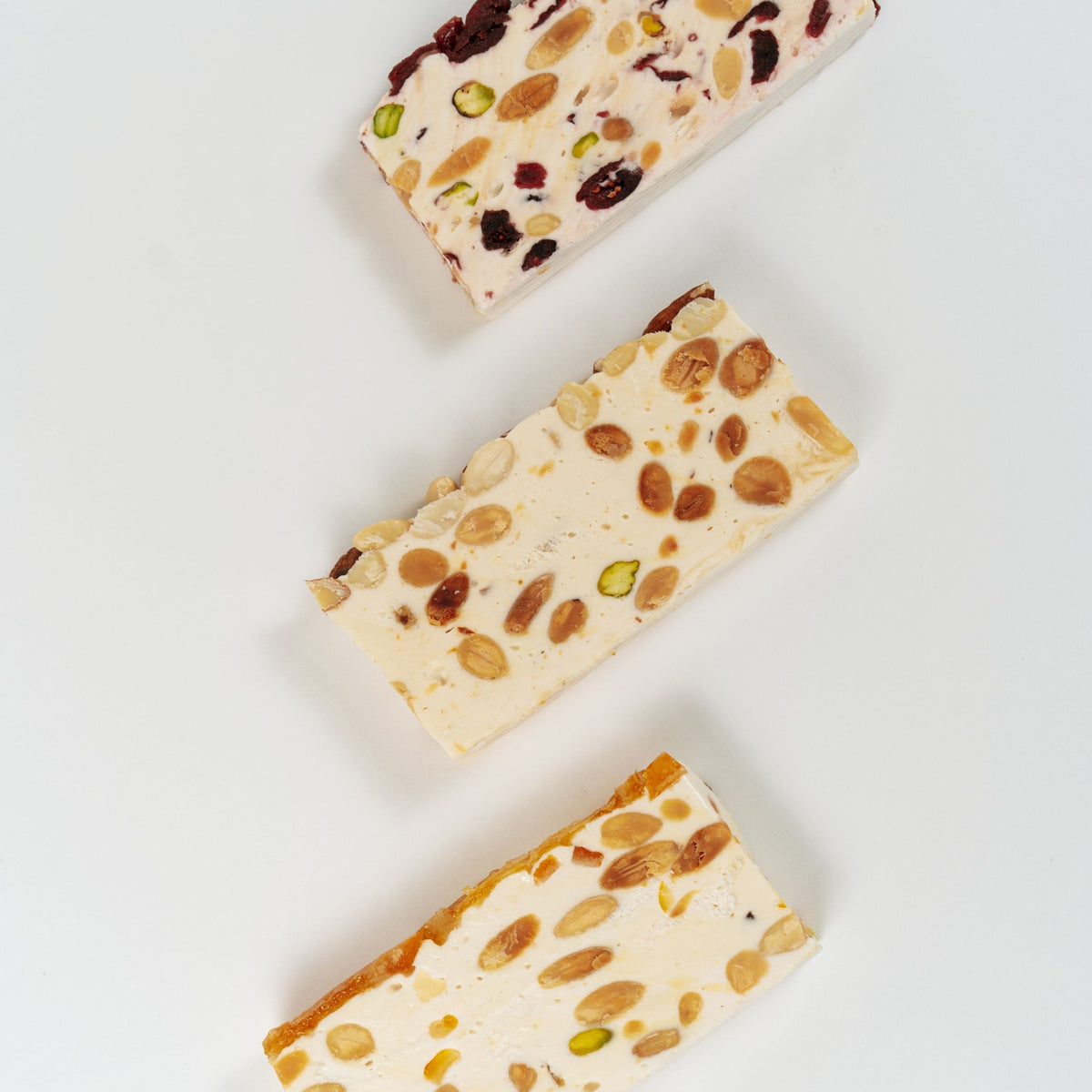 Barres de nougat artisanal aux amandes et pistaches dans un univers gourmand et raffiné