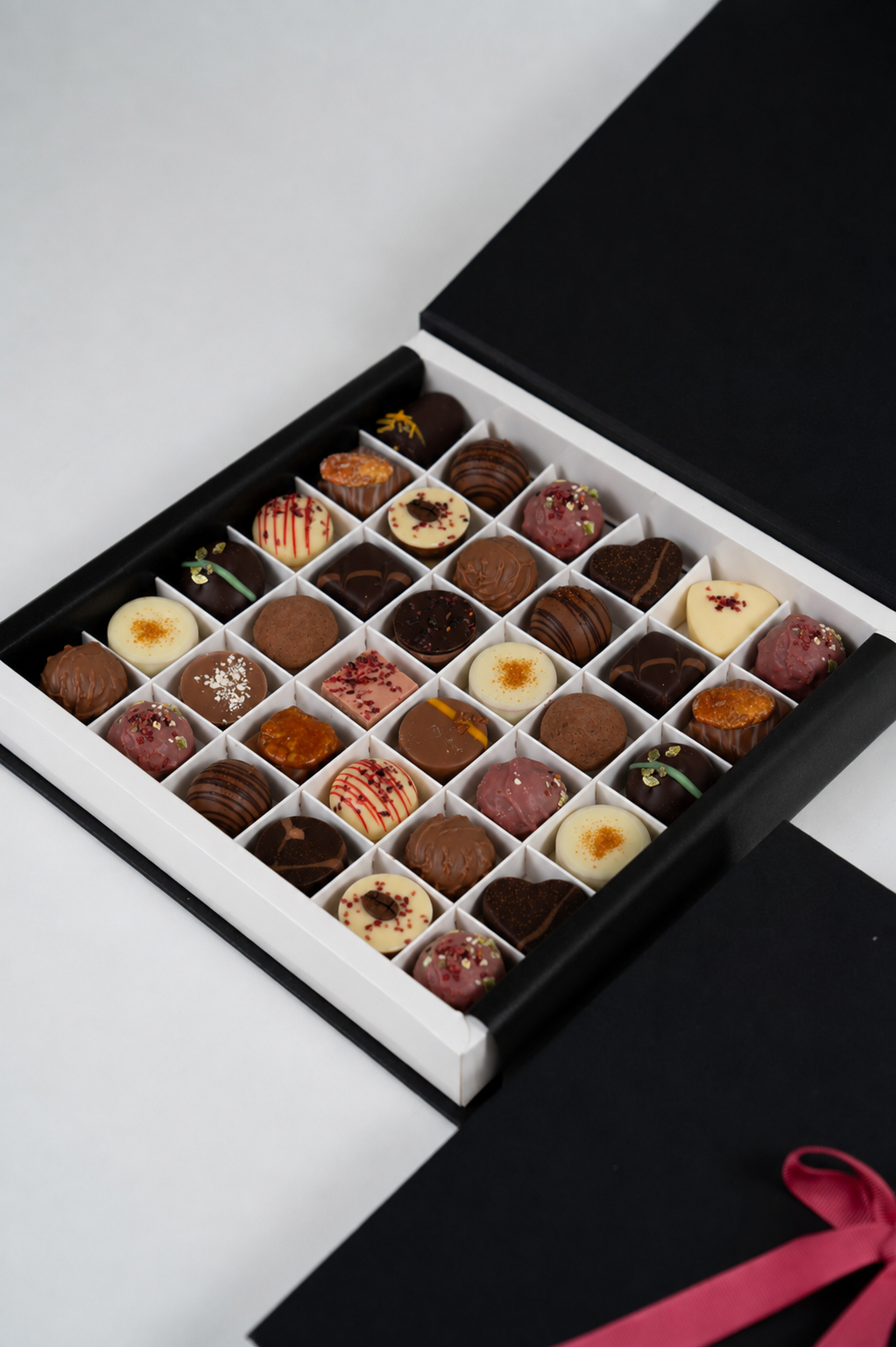 Coffret Nessi 430 g ouvert présentant 36 pralines artisanales assorties