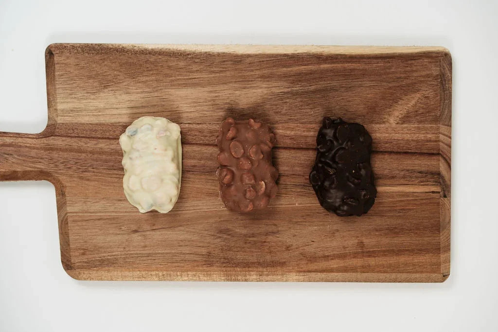 Assortiment de Weichprinten Péché Mignon enrobés de chocolat et noisettes.