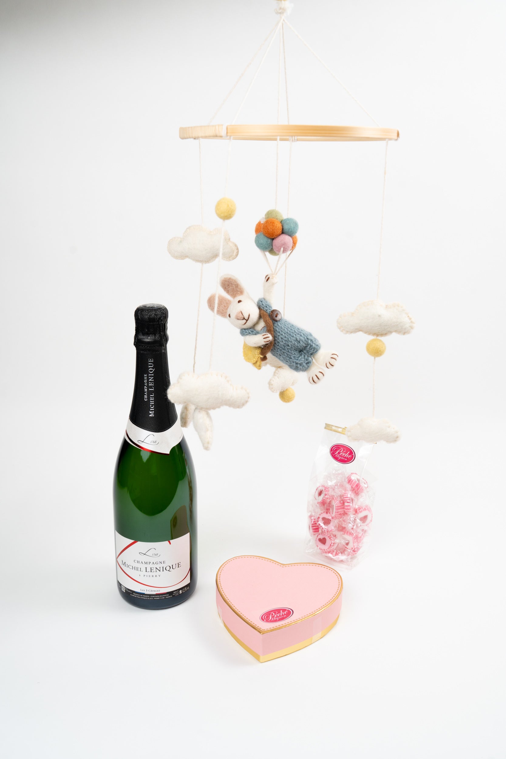 Coffret cadeau naissance avec douceurs délicates et présentation tendre pour célébrer l’arrivée de bébé.
