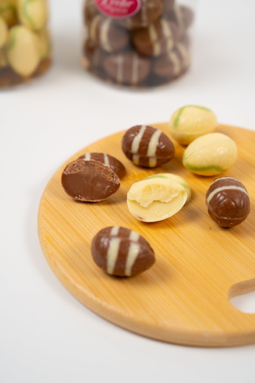 Oeufs de Paques Chocolat Blanc et Coeur Pistache Close Up