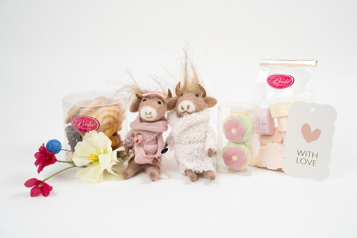 Artisan sweets gift set with decorated biscuits, marshmallows and treats by Péché Mignon