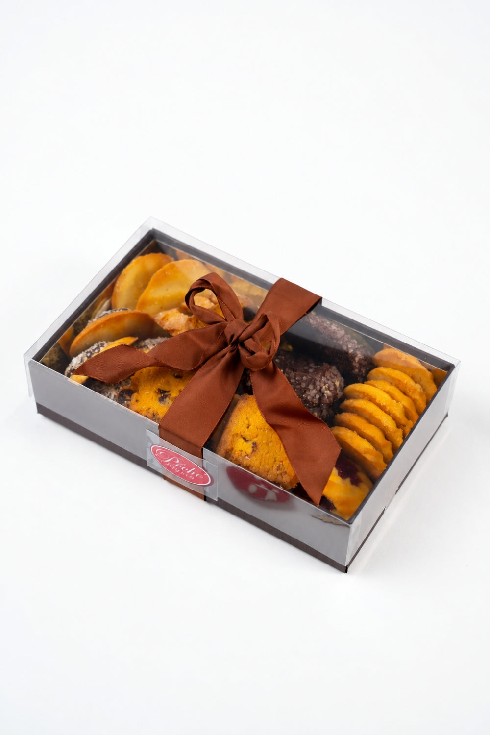 Biscuit sablé au beurre de l’Assortiment de Biscuits Artisanaux Péché Mignon, présenté sur une planche en bois.