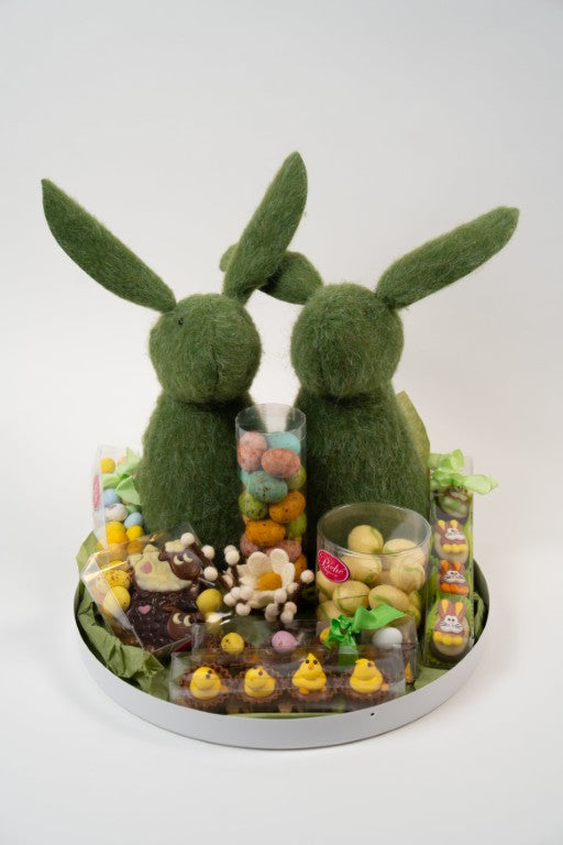 Vue d'ensemble du coffret avec chocolats, massepain et décorations lapins.