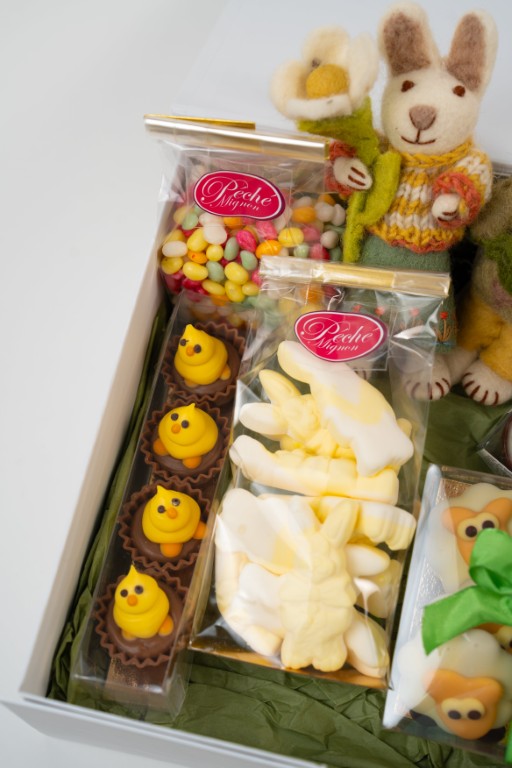 Assortiment de chocolats fourrés noisette, guimauves lapins et mini œufs en sucre.