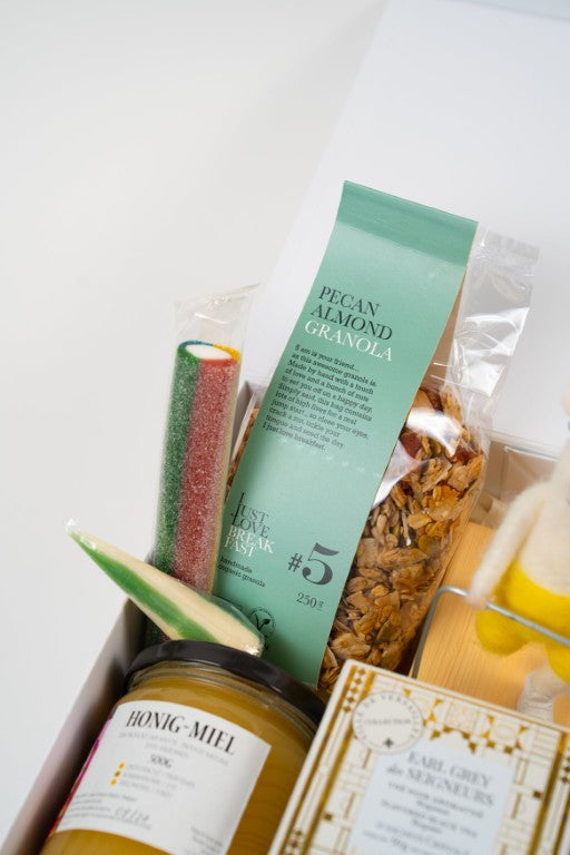 Composition gourmet incluant miel artisanal, truffes café-caramel et granola pécan.