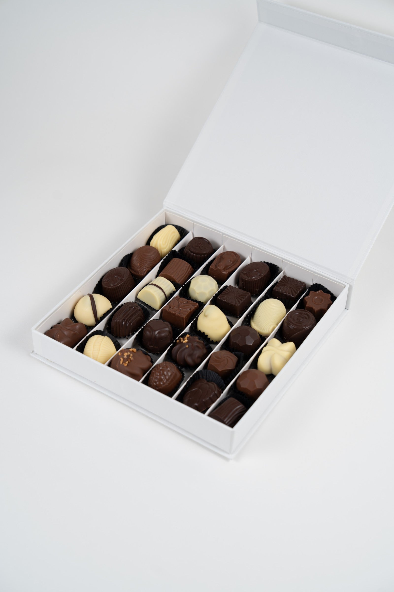 Assortiment de pralines artisanales aux formes gourmandes