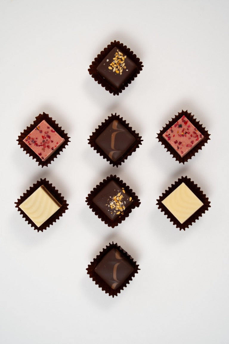 Assortiment de pralinés nougat vegan aux noisettes et framboises, cadeau gourmand.