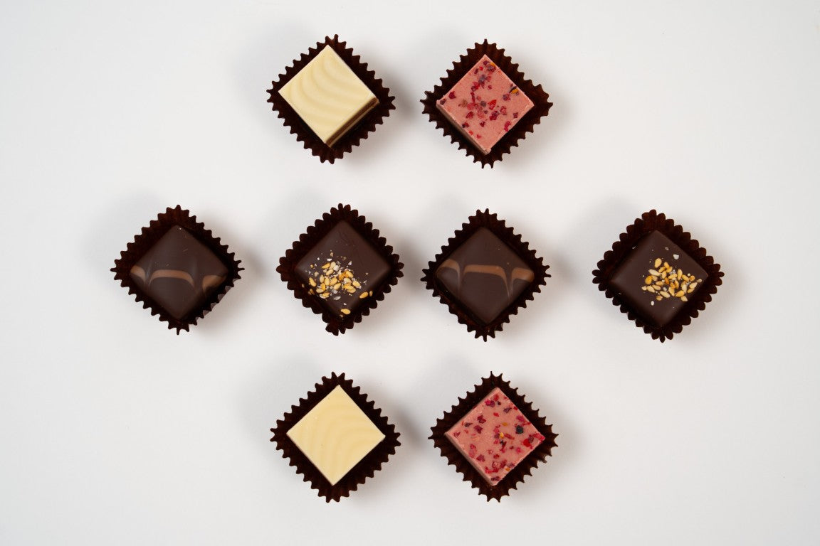 Assortiment de pralinés nougat vegan aux noisettes et framboises, cadeau gourmand.