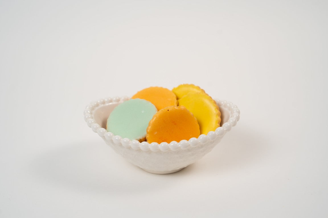 assortiment de biscuits artisanaux glacés verts jaunes et orange sur assiette