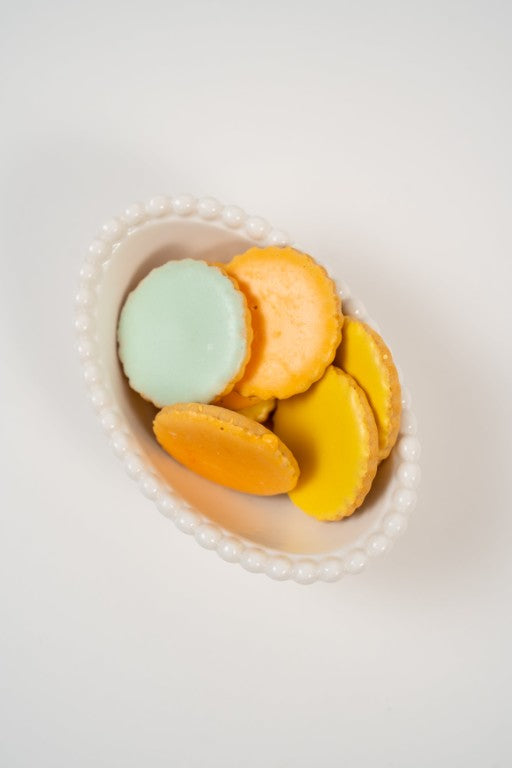 biscuits glacés colorés présentés dans un bol