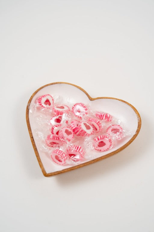 bonbons en forme de coeur utilises pour decoration de table festive