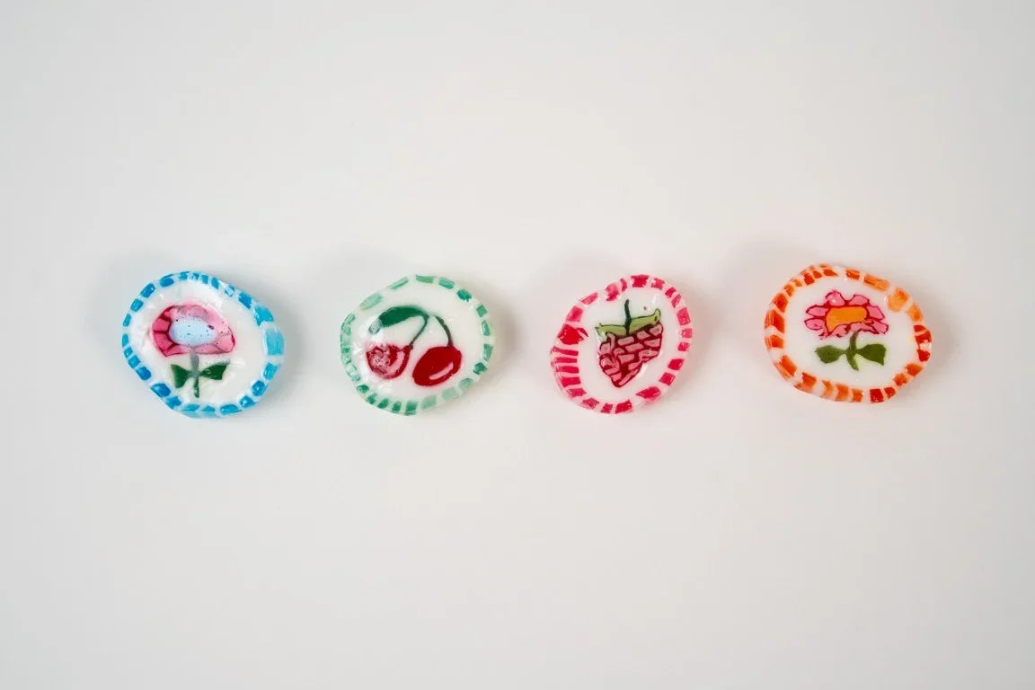 Mini caramelos frutales coloridos alineados sobre fondo blanco