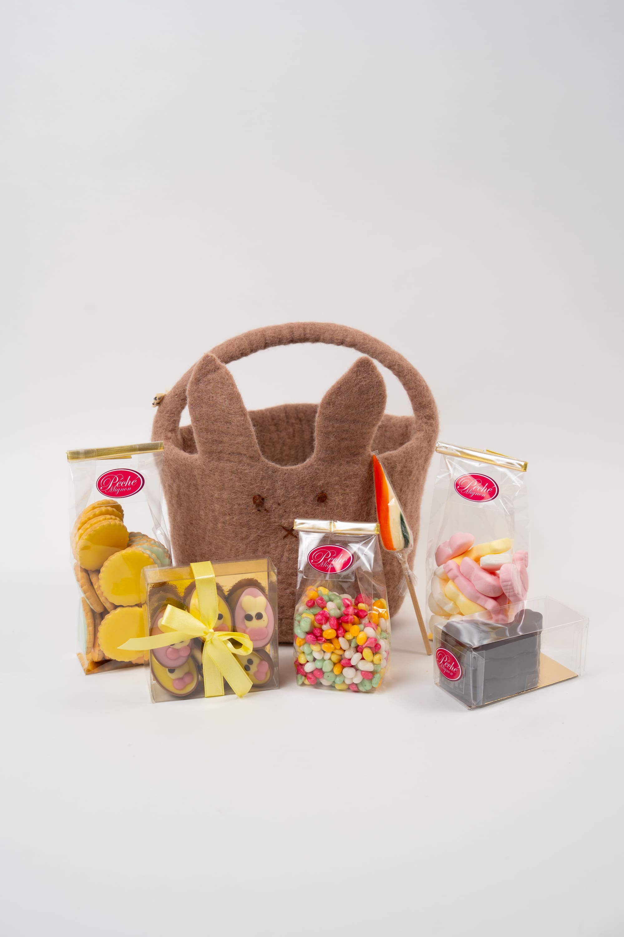 Le Petit Lapin Gourmand : un adorable compagnon en feutrine garni de douceurs artisanales.