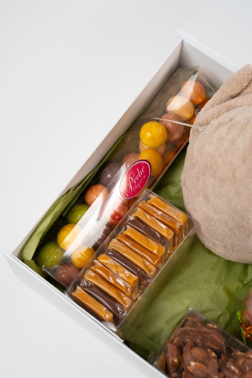 Détail de l'assortiment : rochers cacahuète, caramels tendres et réglisse dragéifiée.