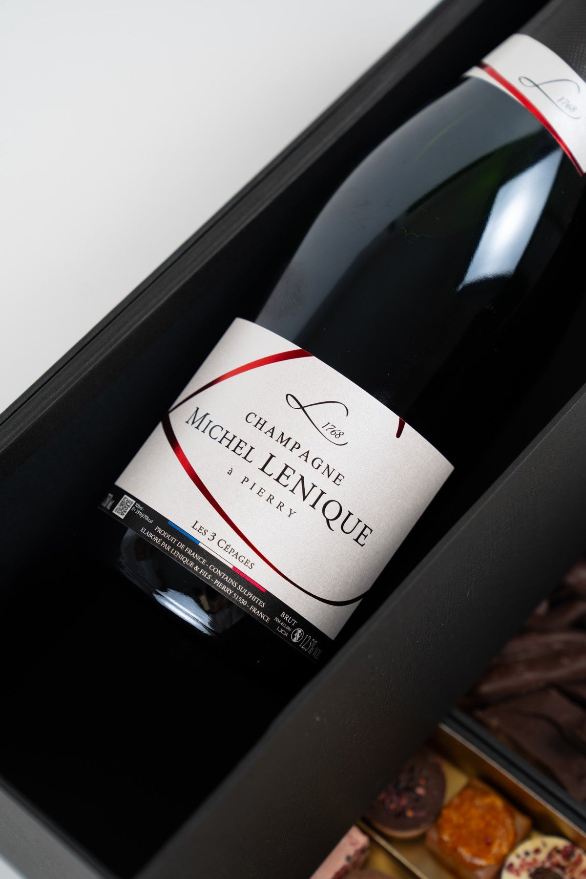 Champagne Michel Lenique présenté dans un coffret cadeau avec pralines artisanales assorties et orangettes