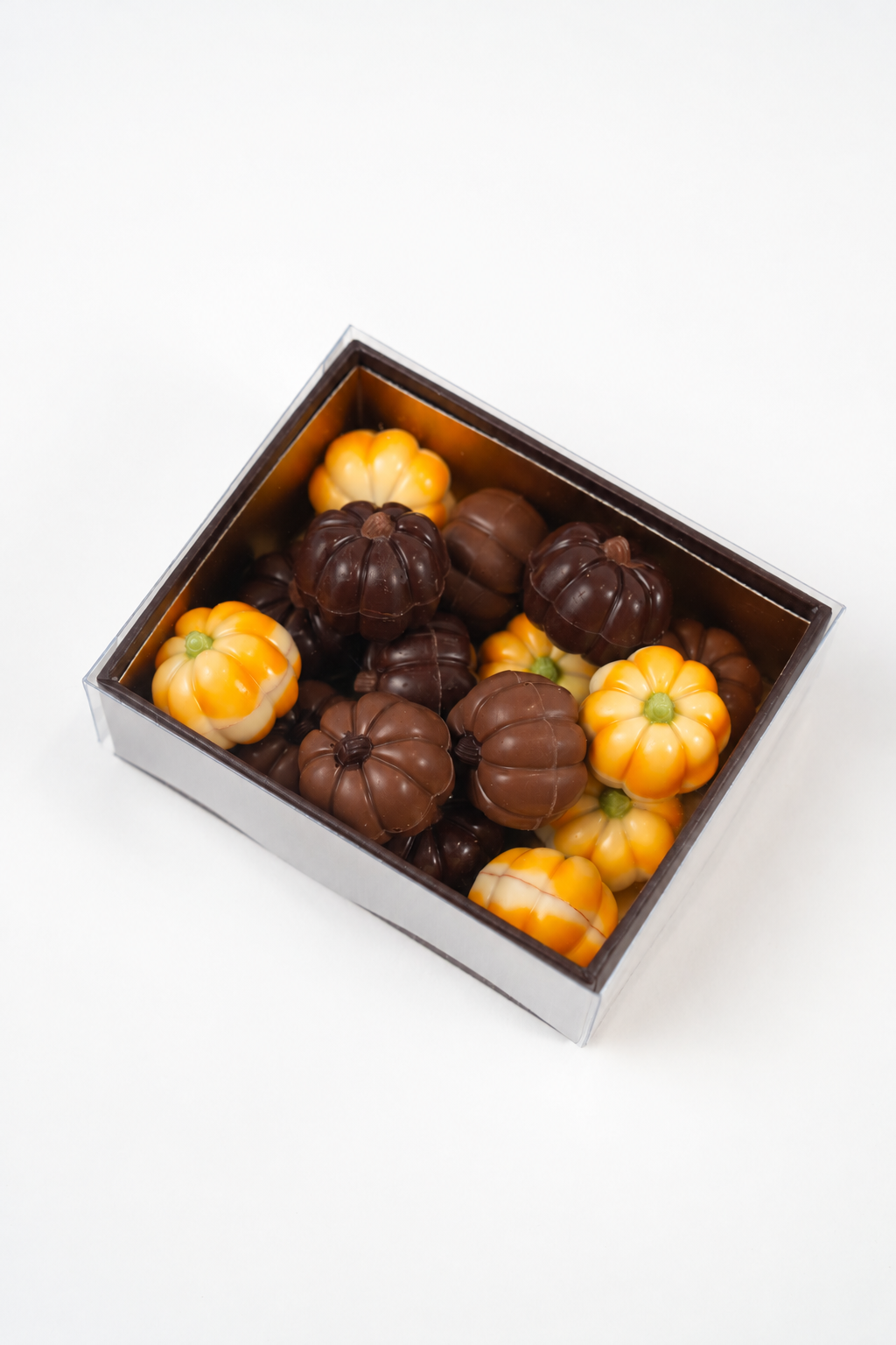 Coffret fermé Péché Mignon pour les citrouilles en chocolat belge fourrées à la framboise, au praliné et au caramel.