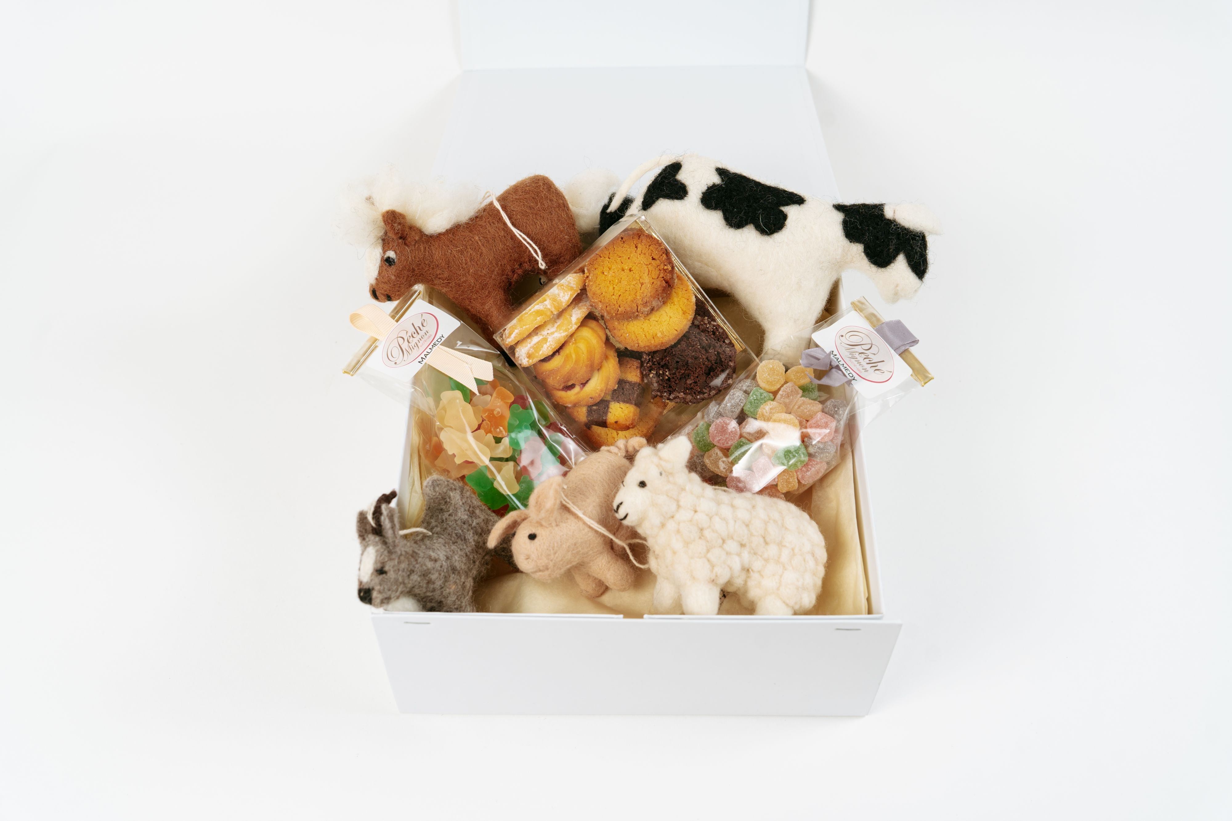 Coffret cadeau enfant avec douceurs artisanales et objets décoratifs
