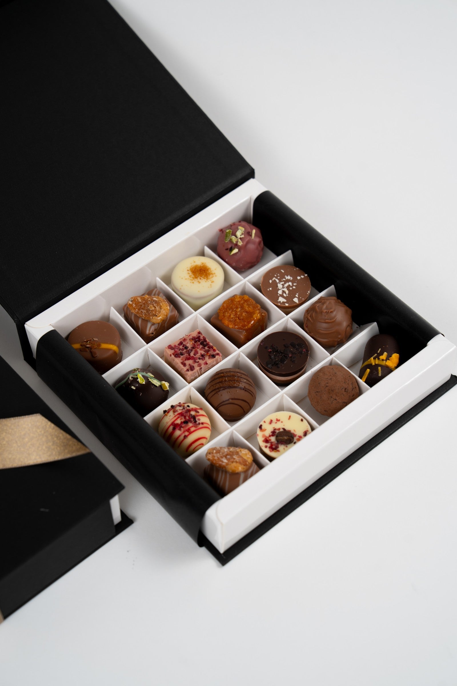 Coffret cadeau Nessi 200 g avec sélection de pralines artisanales