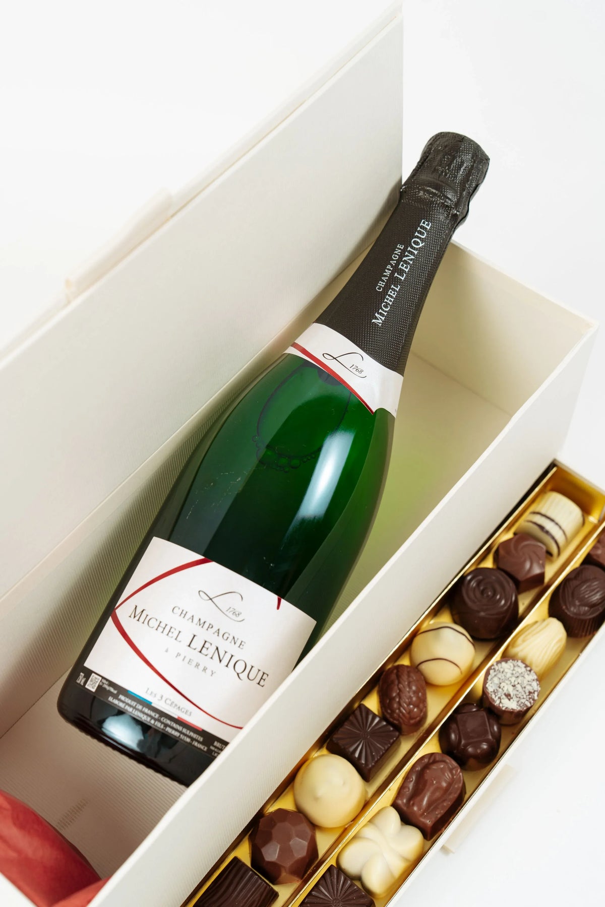 Coffret Champagne & Pralines ouvert avec bouteille de champagne et pralines artisanales belges
