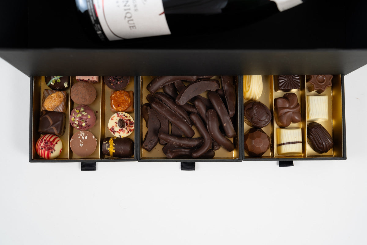 Coffret cadeau ouvert avec Champagne Michel Lenique, 260 g de pralines artisanales assorties et 140 g d’orangettes