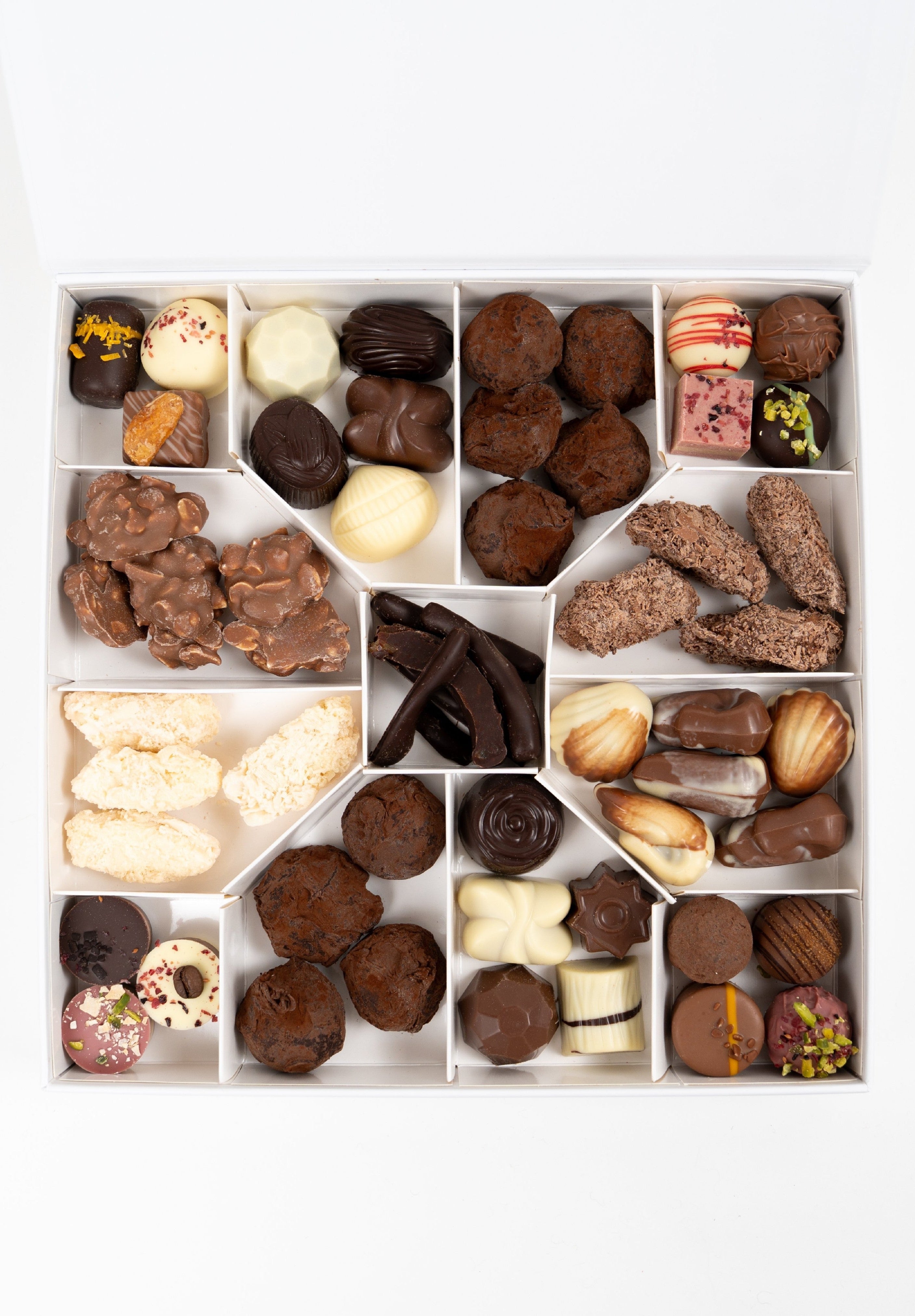 Coffret Chocolats & Douceurs avec truffes, pralines, orangettes, fruits de mer en chocolat et douceurs croquantes