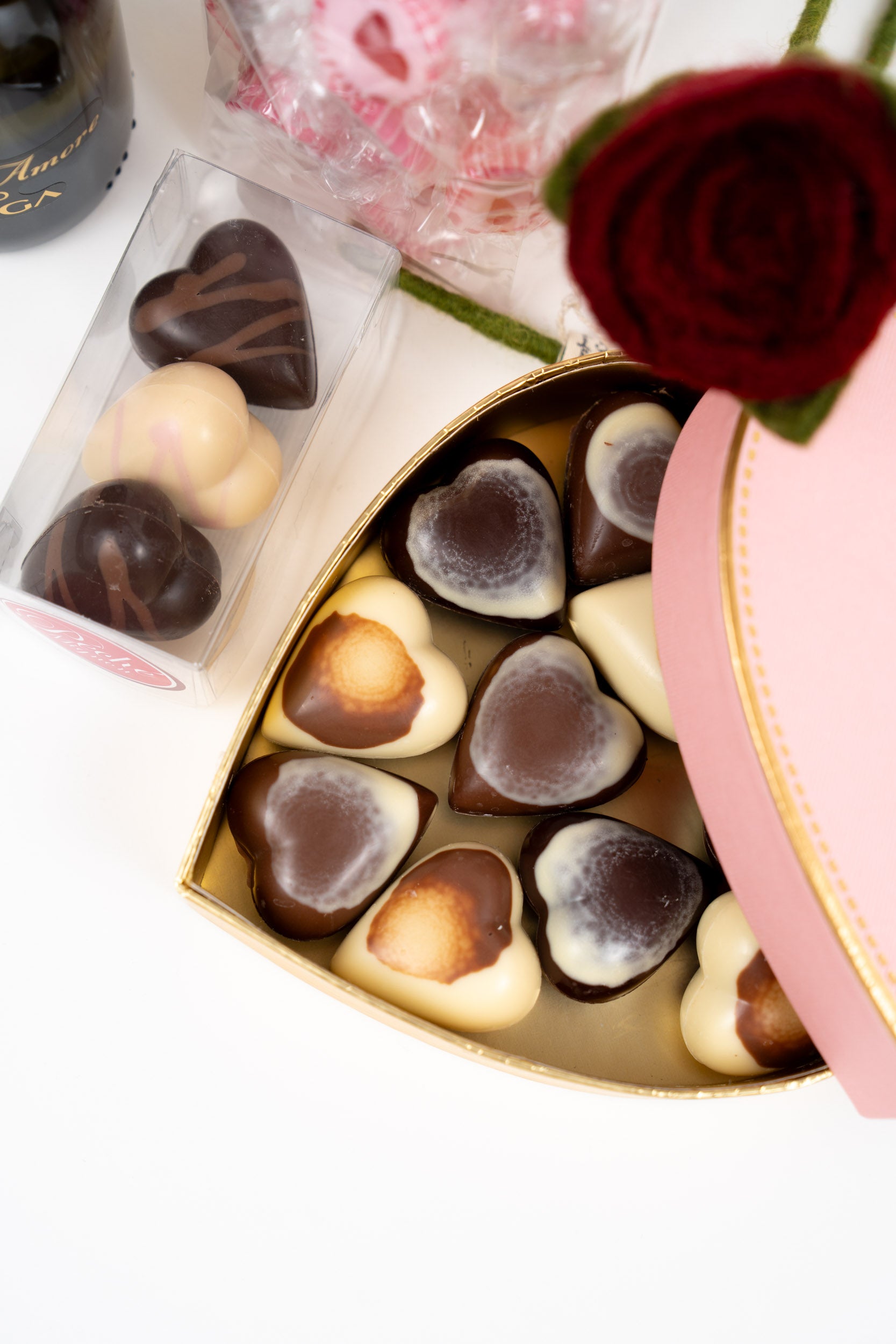 Coffret Cœur & Pétale avec Bottega Petalo, cœurs en chocolat, mini bonbons cœurs, rose Gry & Sif et coffret cadeau blanc