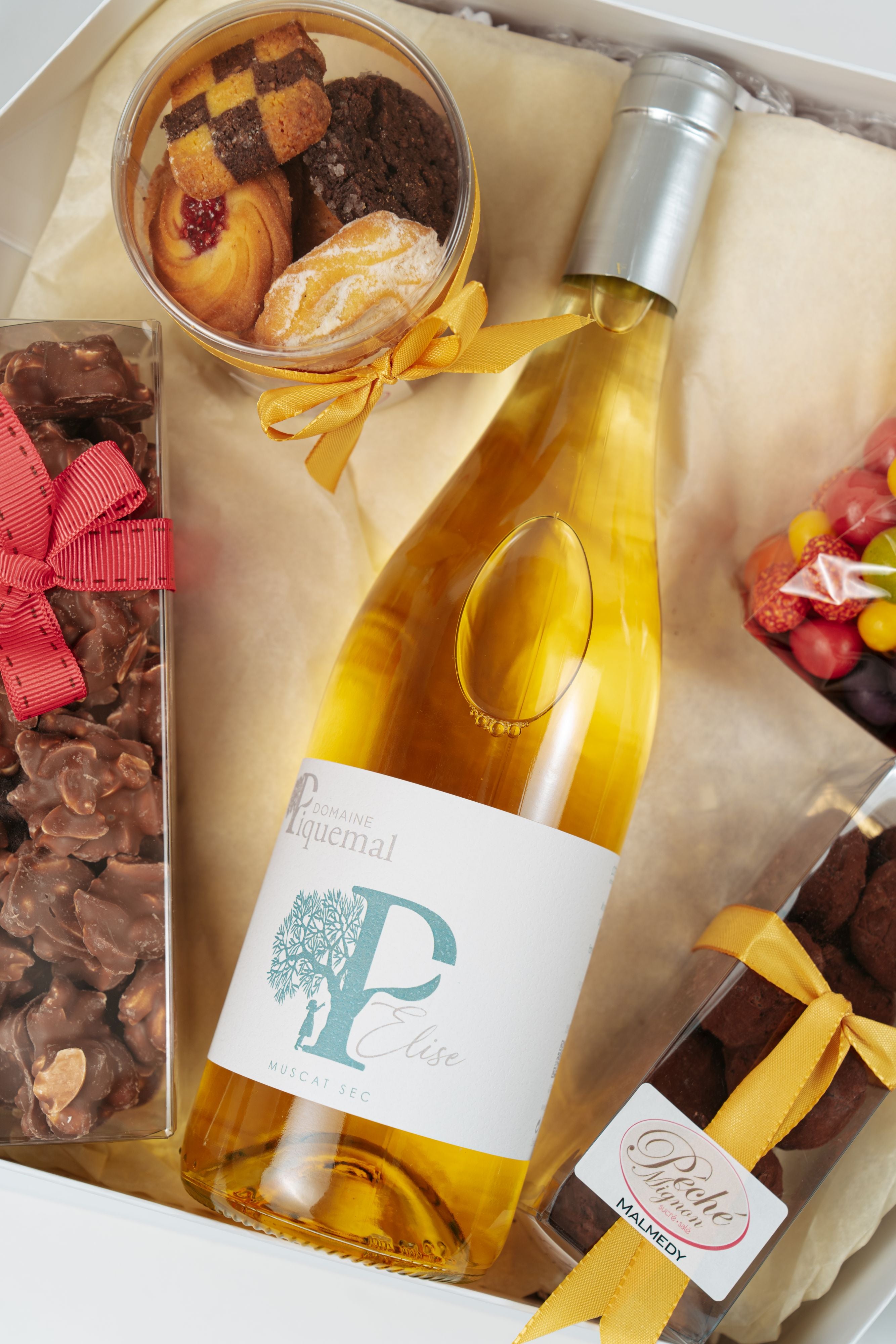 Coffret gourmand avec vin blanc, biscuits et chocolats