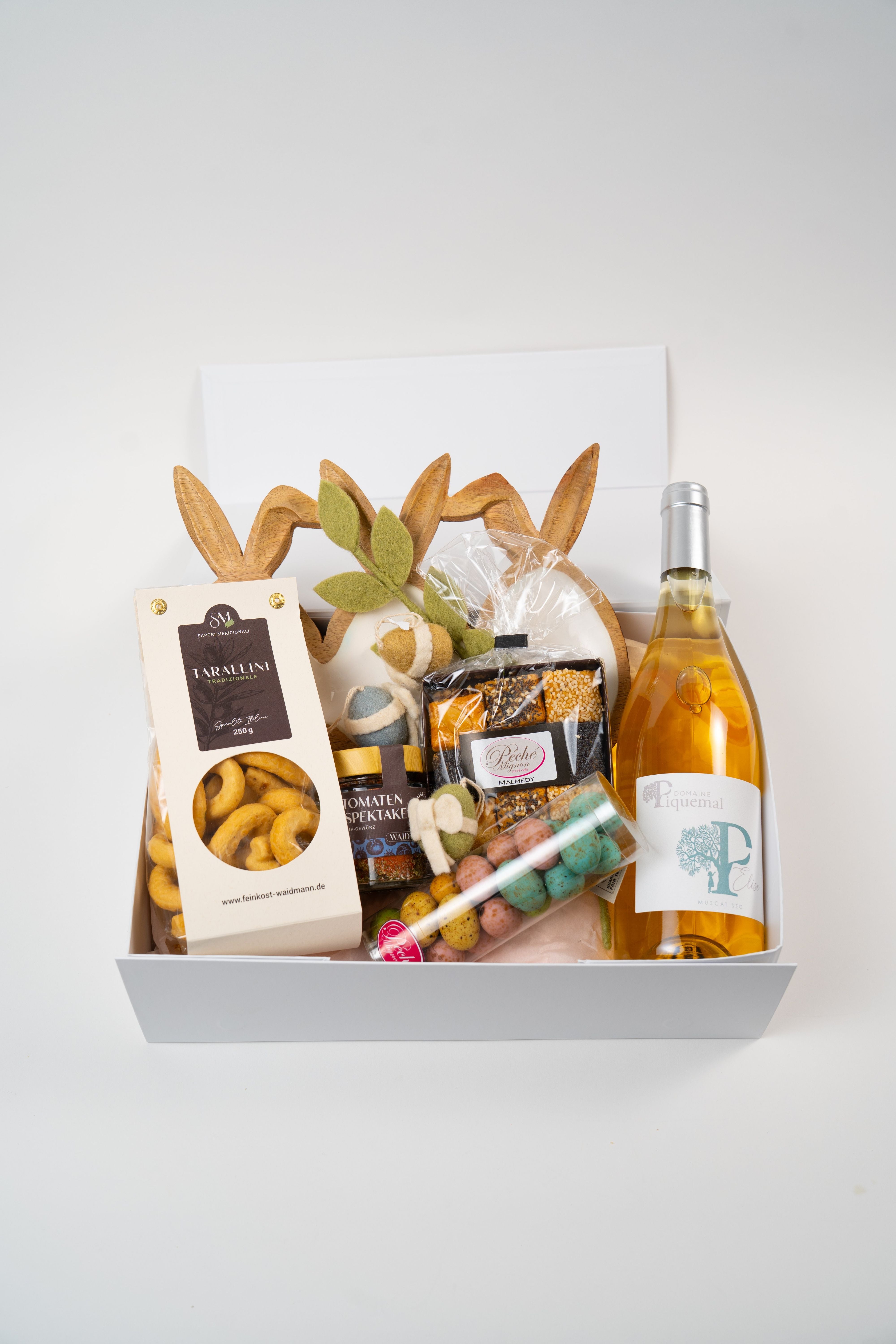 Coffret cadeau Jardin de Pâques gourmand avec douceurs, vin et plateau lapin