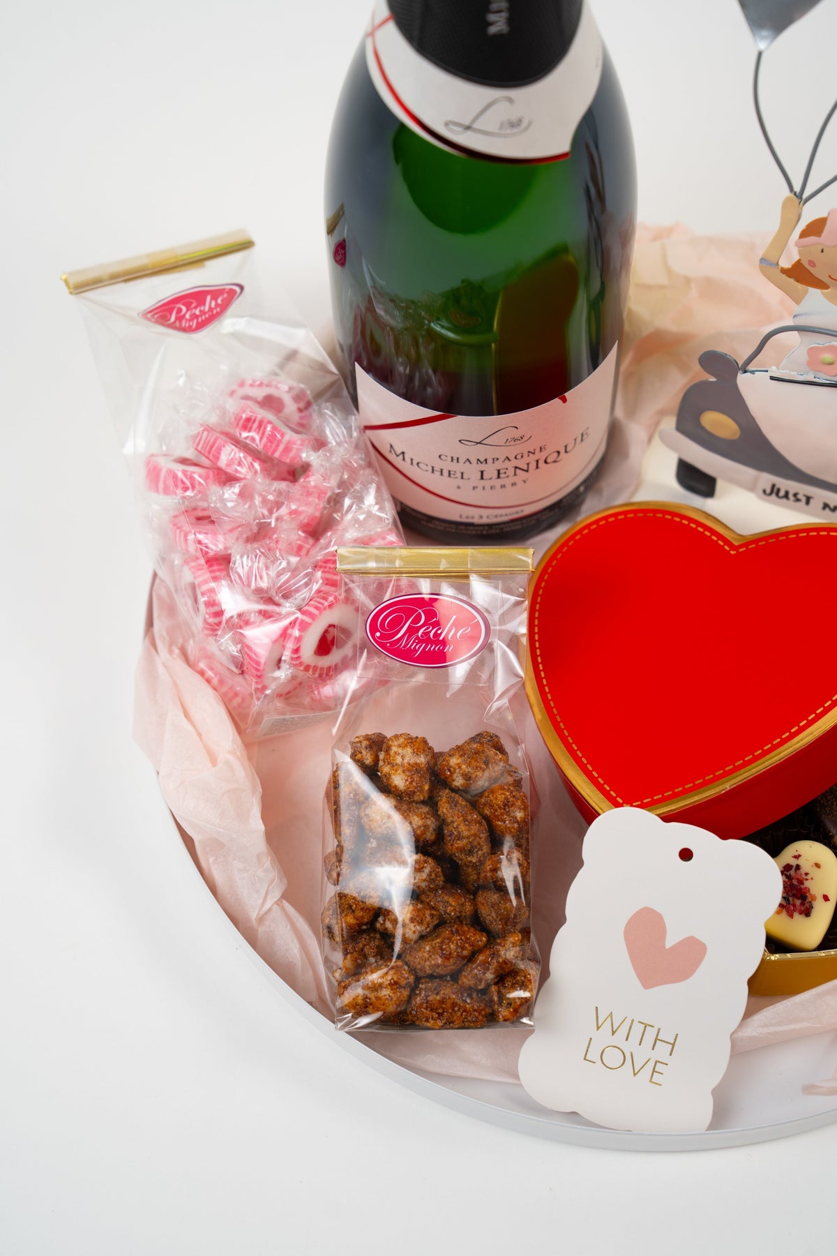 Détail du coffret Just Married Champagne & Douceurs avec amandes, bonbons et douceurs