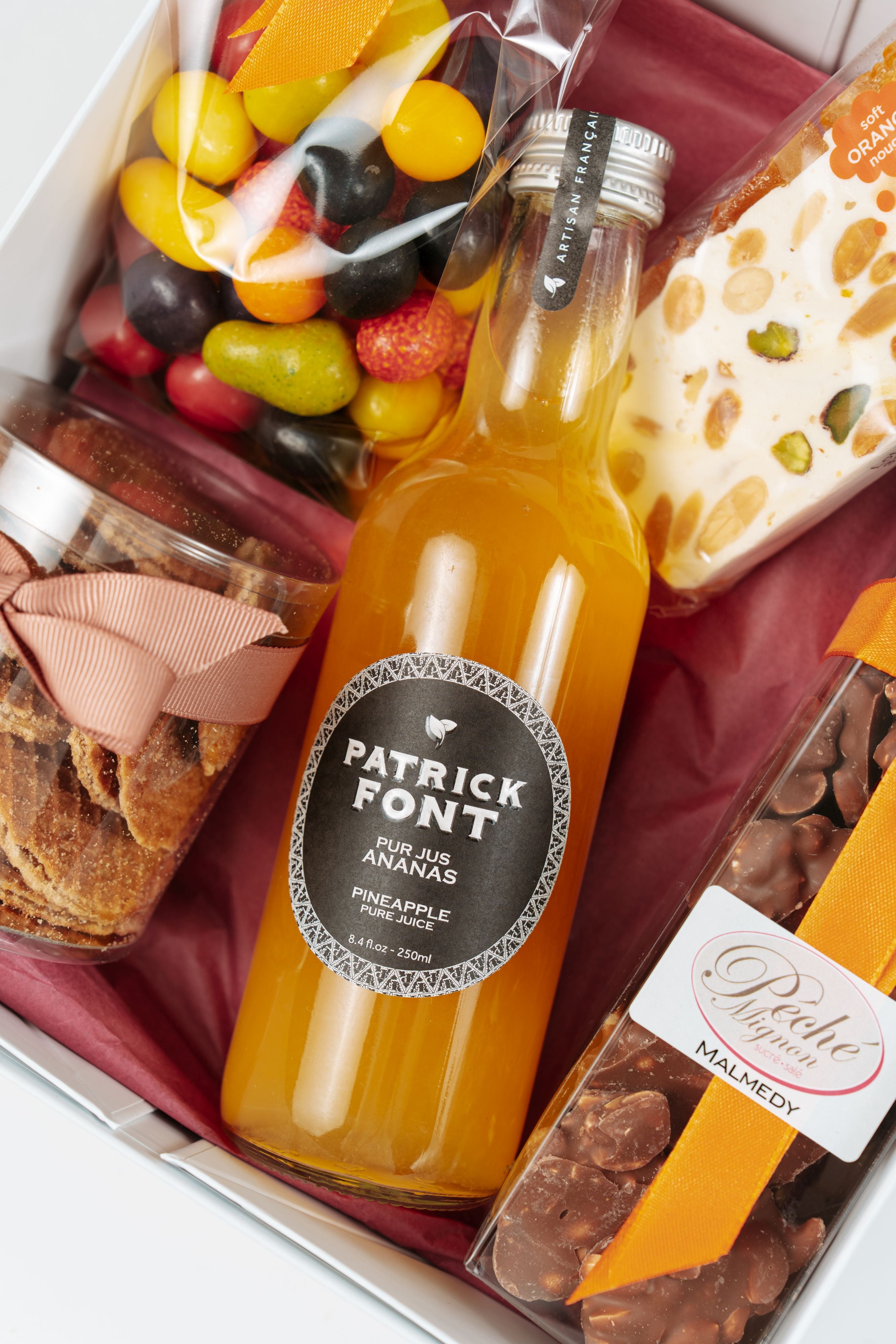 Coffret gourmand avec jus d’ananas et sélection de douceurs artisanales