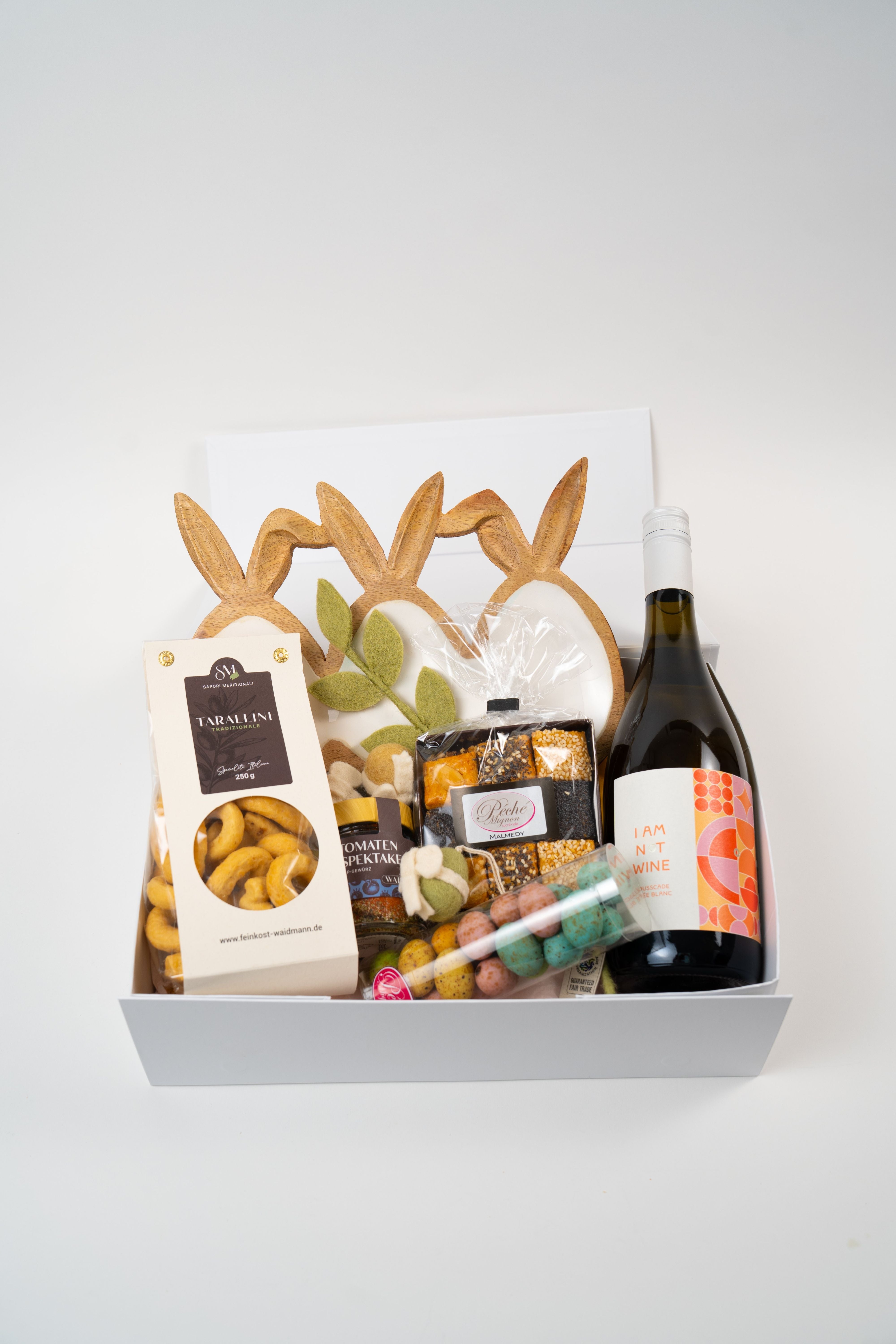 Coffret gourmand de Pâques avec vin sans alcool, chocolats et spécialités artisanales