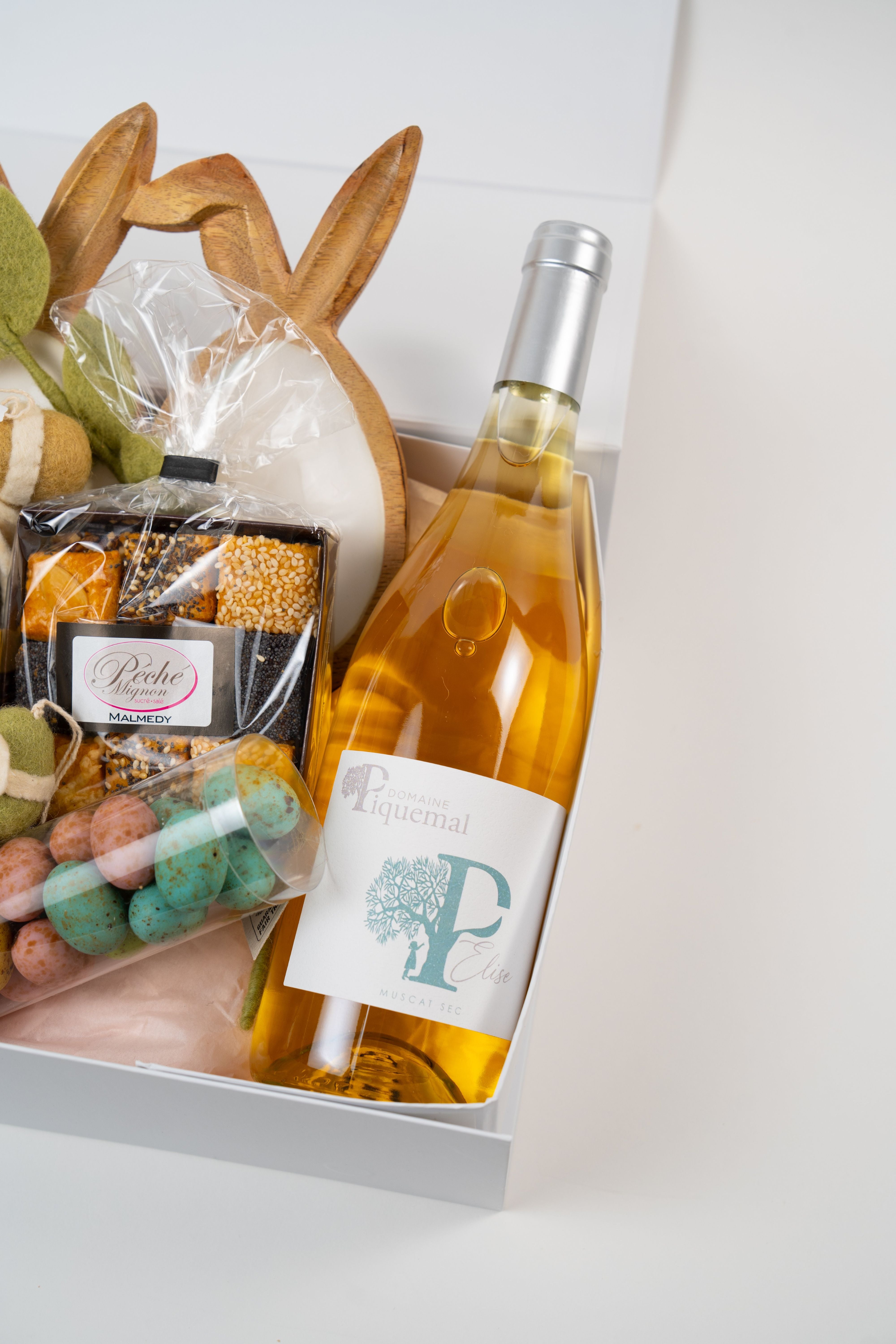 Coffret de Pâques avec vin Domaine Piquemal et douceurs artisanales