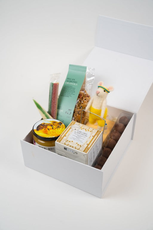 Coffret cadeau avec thé Dammann Frères, granola bio et souris décorative sportive.