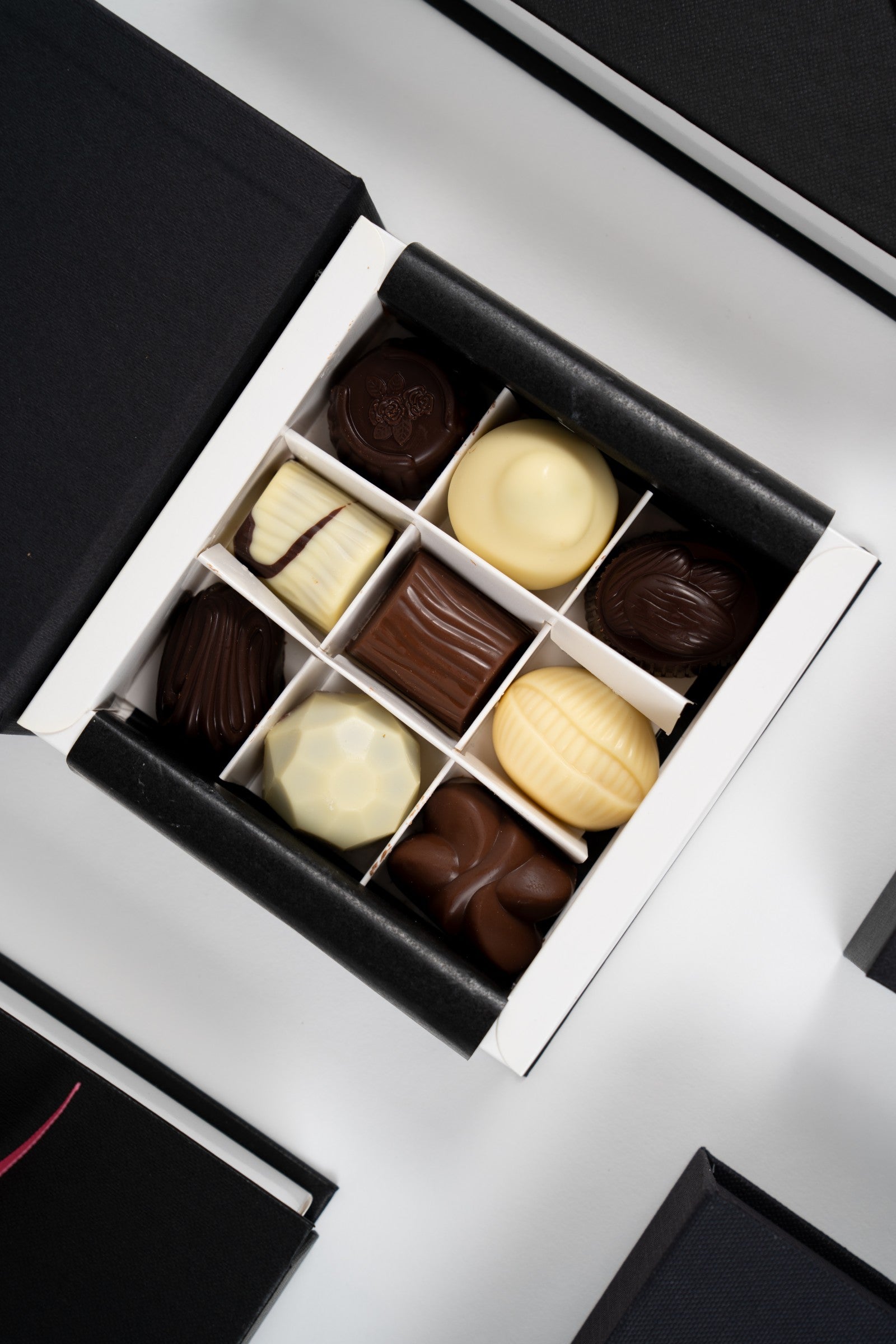 Pralines artisanales belges 105 g disposées dans leur coffret