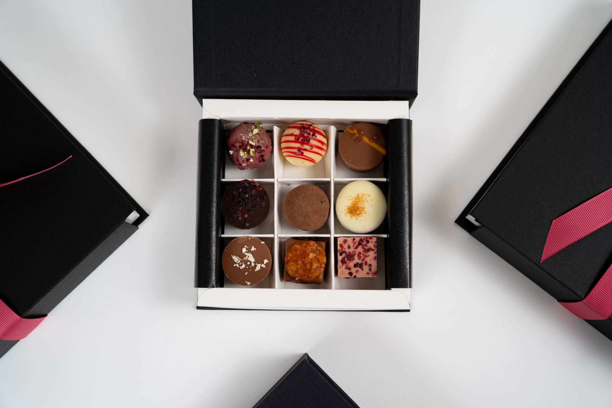Coffret ouvert de pralines assorties Péché Mignon photographié de dessus.