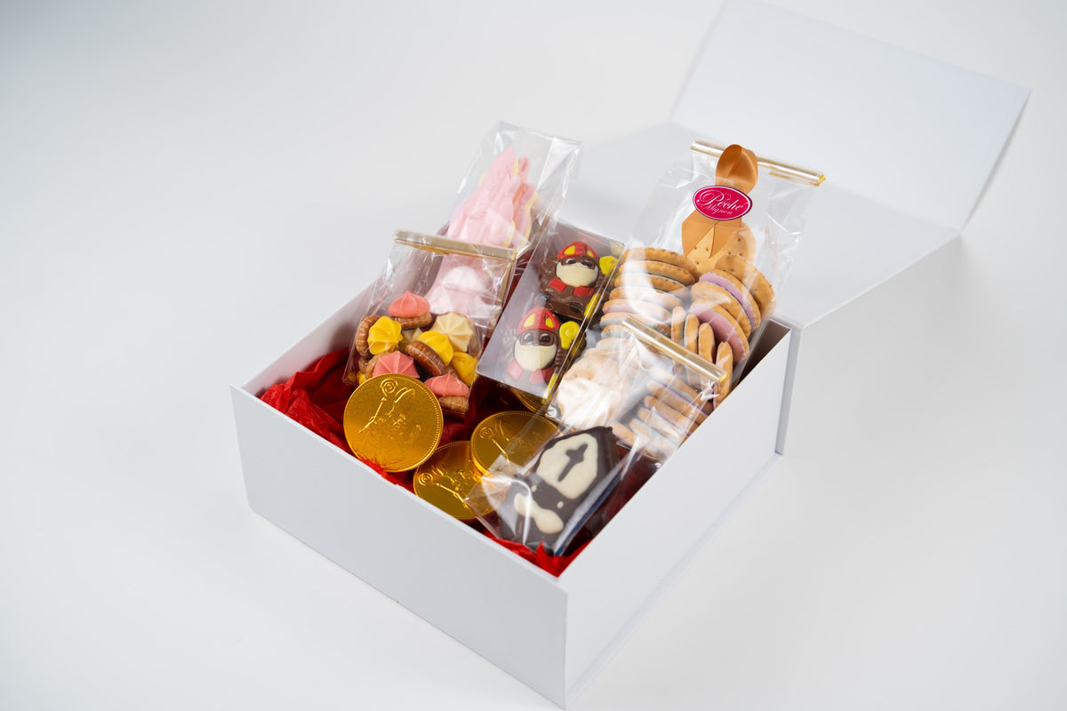 Coffret Saint-Nicolas Enfant Péché Mignon ouvert, présenté de biais avec ses assortiments emballés individuellement.