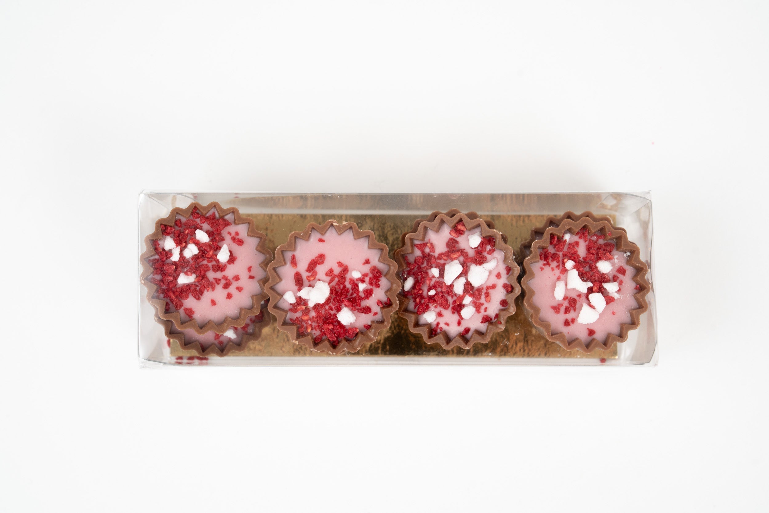 Vue de dessus d’un coffret de tartelettes en chocolat belge à la framboise