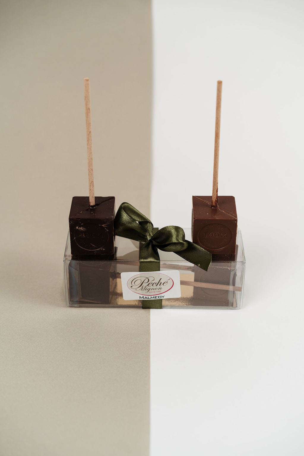 Détail des cubes de chocolat chaud artisanaux en chocolat noir et lait avec texture gourmande