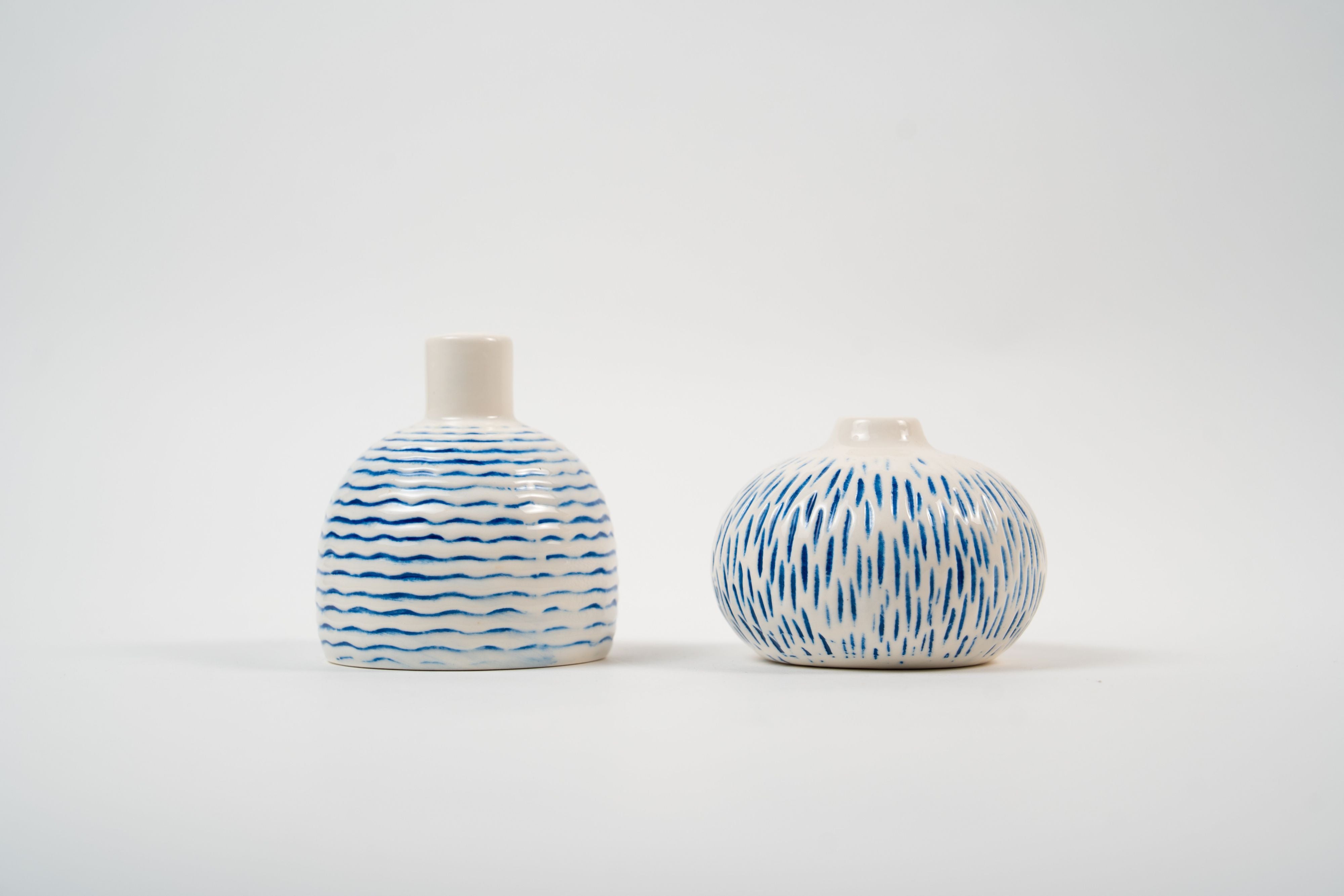 Duo de vases en céramique bleue à texture artisanale et design décoratif