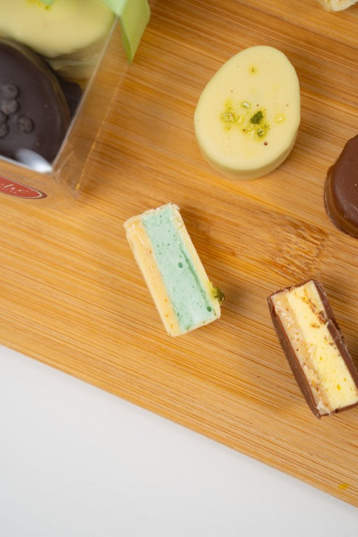 détail de guimauves enrobées de chocolat avec cœur pistache et texture croustillante kadayif