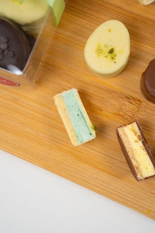 détail de guimauves enrobées de chocolat avec cœur pistache et texture croustillante kadayif
