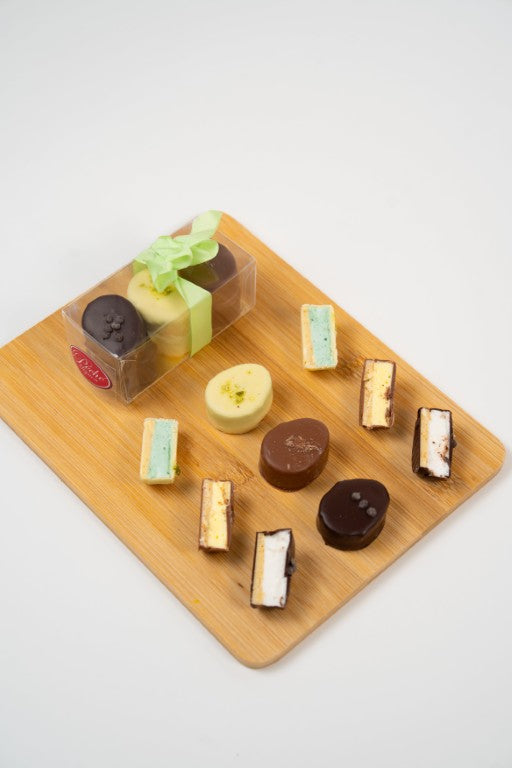 présentation gourmande de guimauves style Dubaï chocolat pistache sur planche