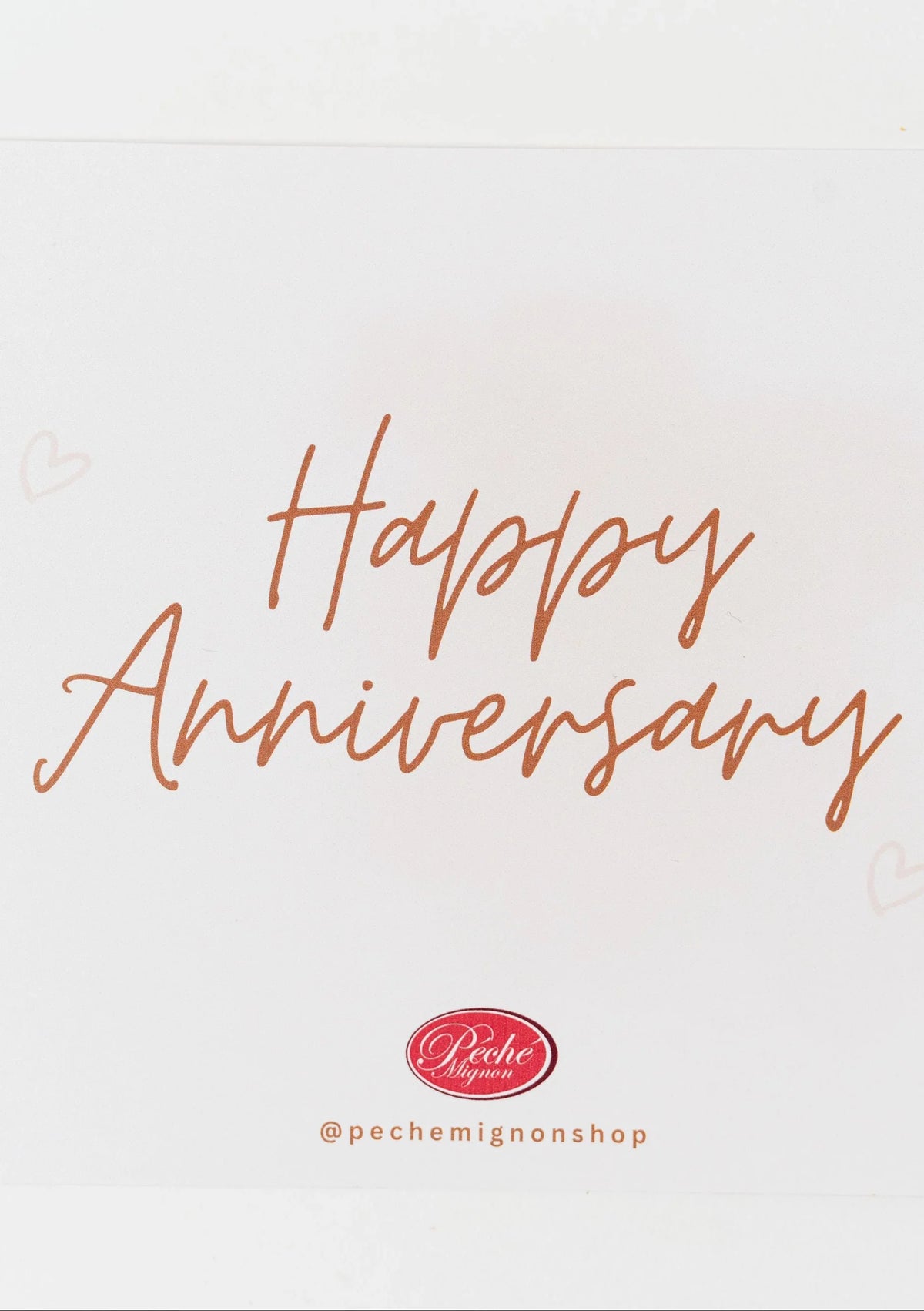 Biglietto d’auguri “Happy Anniversary” dal design minimalista su sfondo bianco
