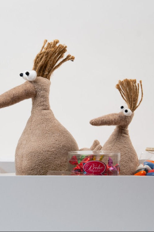 Nichoir décoratif avec son petit oiseau, garni de confiseries artisanales.