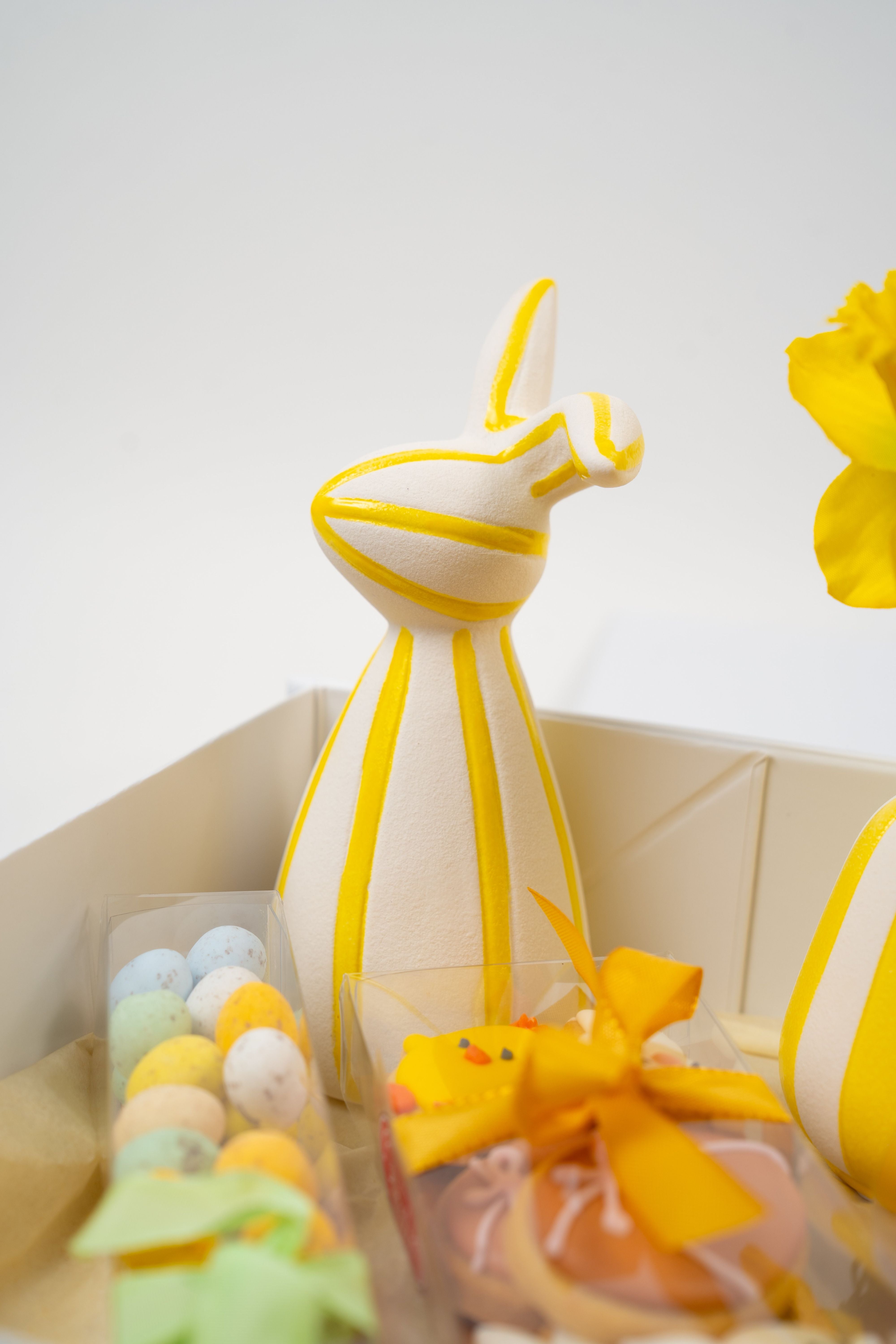 Easter bunny decoration with colorful sweets in a Péché Mignon Easter gift box.