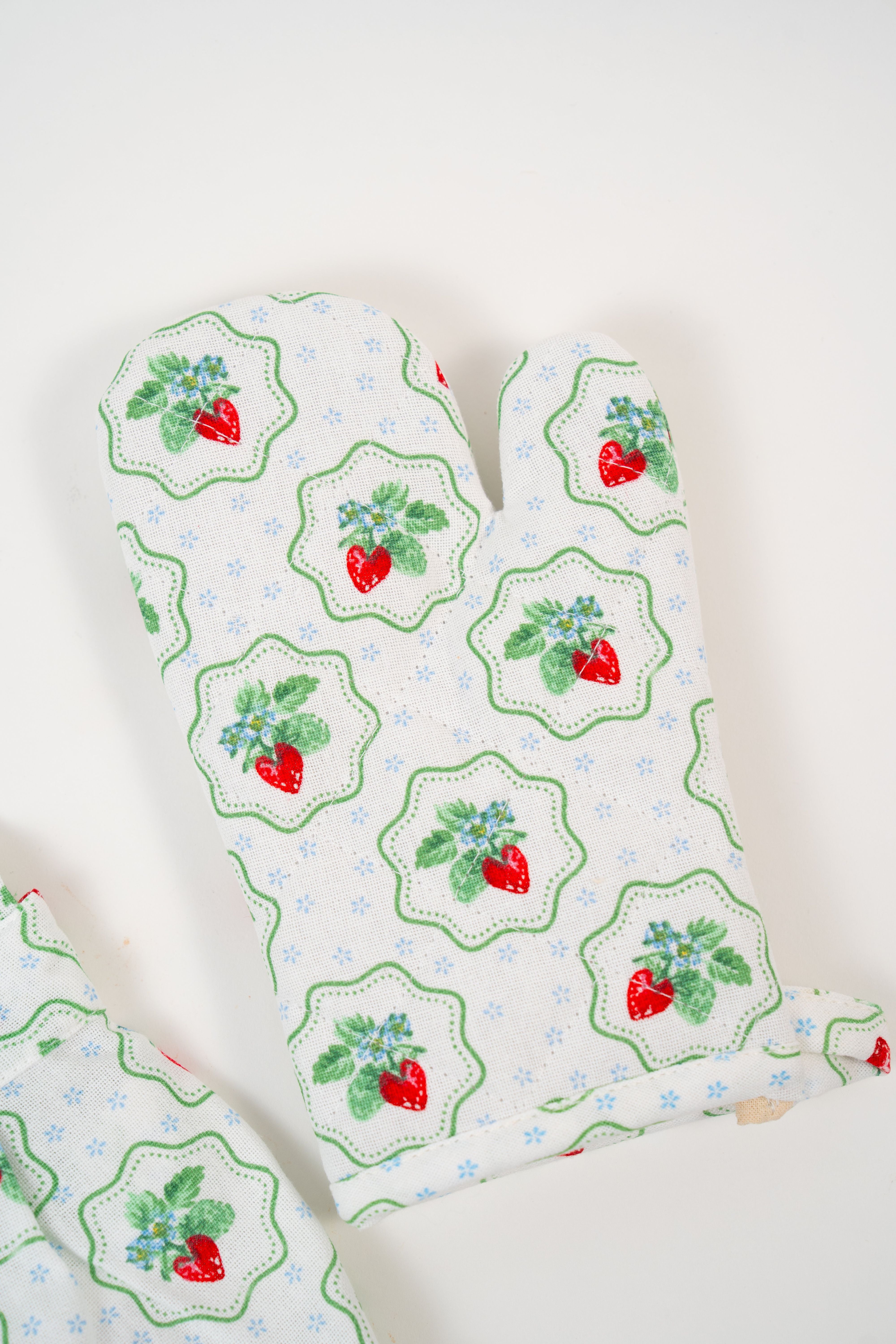 Set tablier et manique enfant motif fraises pour petit pâtissier